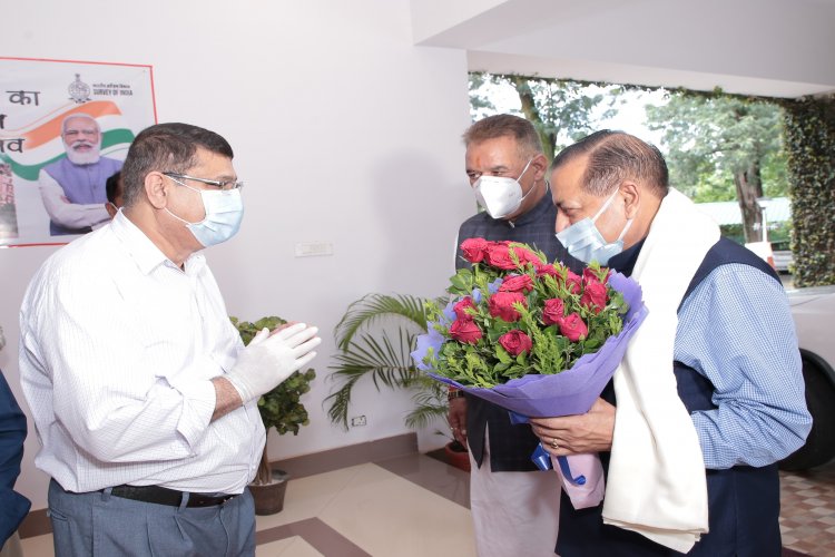 Dr. Jitendra Singh Hon'ble Minister S&T Welcomed by Shri Naveen Tomar SGI on his visit to SOI Head Quarter, Dehradun