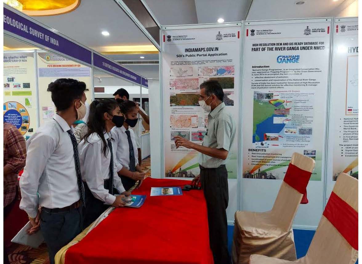 Explanation about  the  Prestegious Projects done by SOI to the school childern during the exhibition.