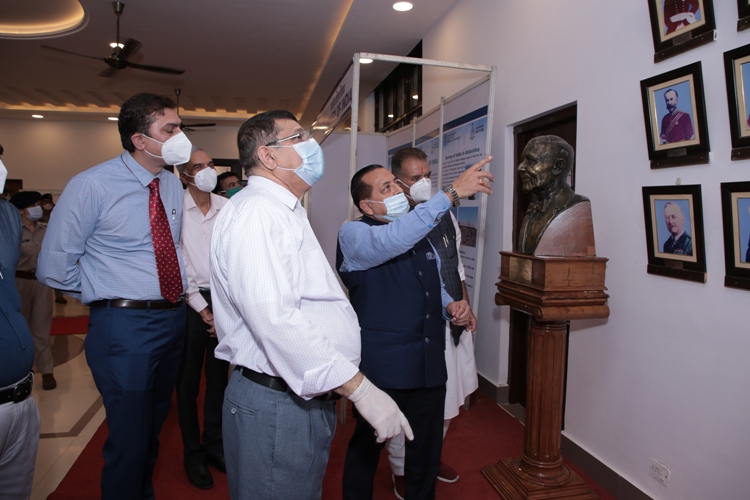 Inspection of SGO Photo Gallery by Dr. Jitendra Singh, Hon'ble Minister S&T