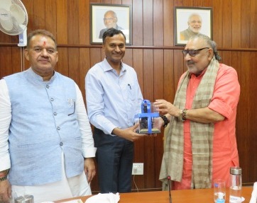 Memento Presented by Shri Sunil Kumar, IFS, SGI to Shri Giriraj Singh Hon’ble Minister MoPR